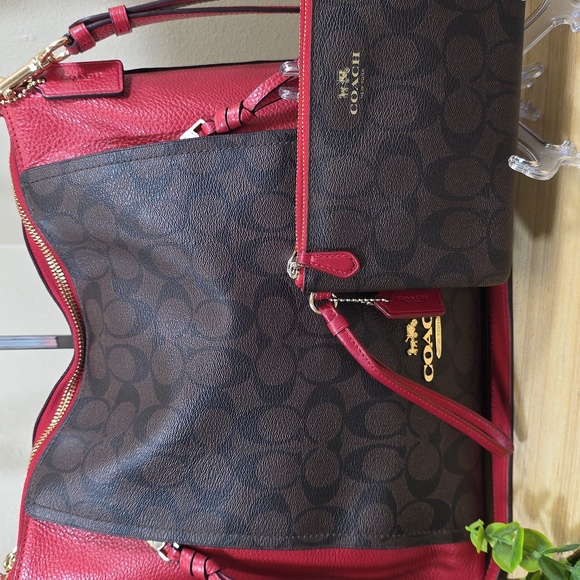 Coach Marlon Hobo In Signature Canvas With Wallet - Picture 3 of 16